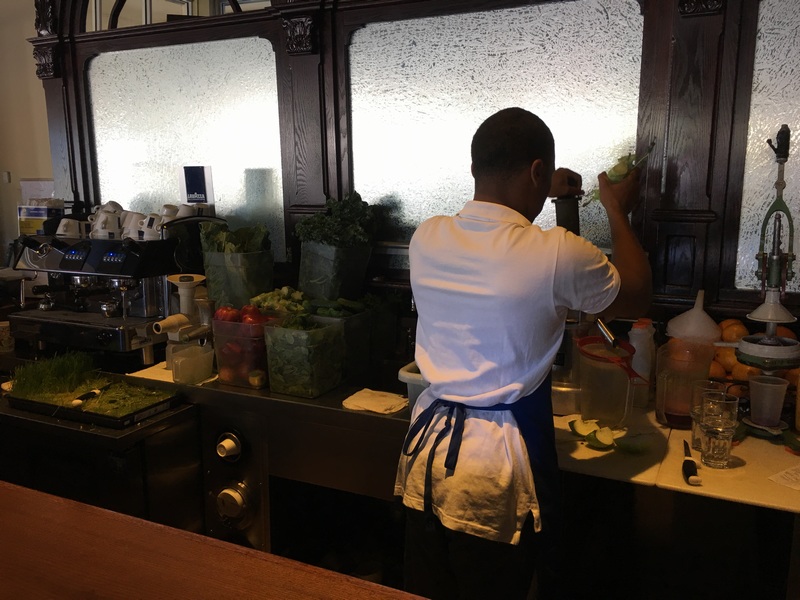 Miami Juice - Employee making a smoothie